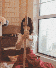 一改往日形象变得很温柔