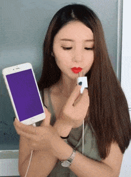 妹子是在给手机充电吗?你是带电体?