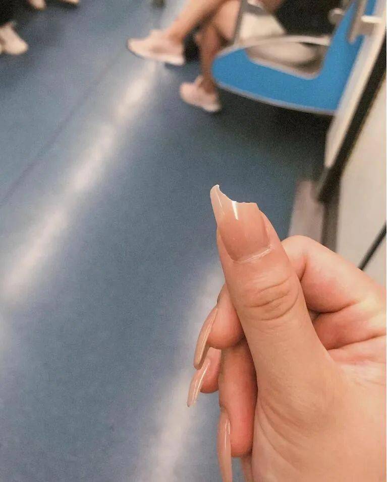 别让刚做好的指甲去挤地铁