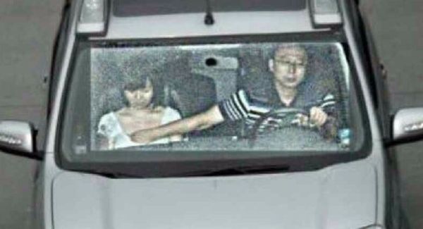 开车不摸奶，摸奶不开车