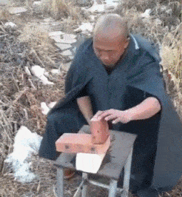 看到没有，大师才是真正的功夫，砖头都劈断了，下面垫的豆腐还是完好无损