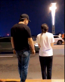 妹子,能认真点吗?大街上给男朋友留点面子吧,这么做多尴尬啊