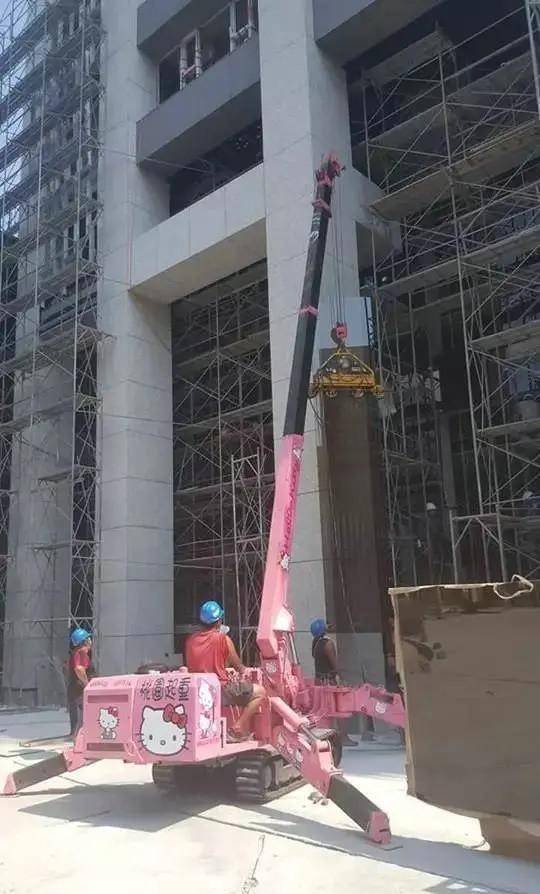 大哥:哥们!你这少女心能不能收敛一点,这都影响到我工作了