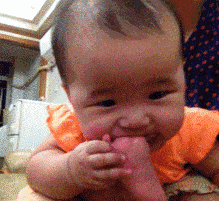 别啃自己的脚了，脚丫子都啃红了