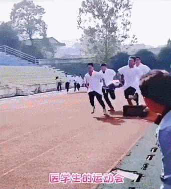 全班同学都笑出了眼泪