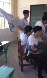 哥们儿你这是和窗帘过不去了吗?看起来不太聪明的样子。