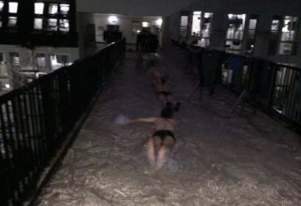 暴雨过后的宿舍楼道
