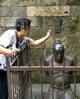 虽然说打他自己手也会疼,但是必须打