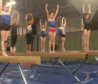 我的视线被左一的妹子吸引住了