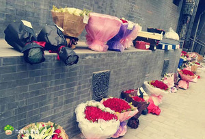 某公司的前台，不知道的以为是在扫墓！！！