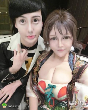 蛇精男晒友人照 事业线都P到喉咙了