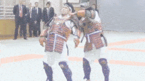 “这..他妈…是啥……哦好吧好厉害,呱唧呱唧。”