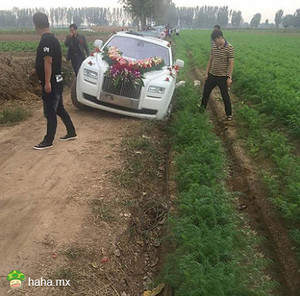 嘻唰唰，嘻唰唰，娶个媳妇到不了家