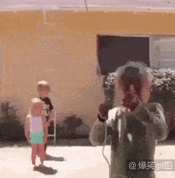 孩子们,你们这样玩是会挨揍的