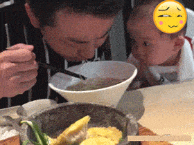 小朋友的眼神很是明显,就是想让你给一口吃的呢