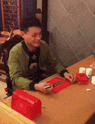 你们太过分了，份子钱捧来这么多硬币