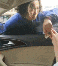 大妈真的是把嫌弃的表情做到了极致。