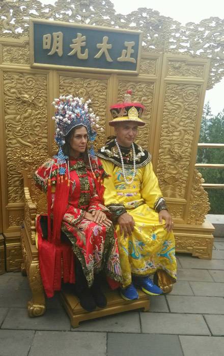 洋人穿上这身好怪