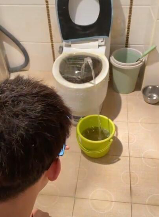 你家的饮水机挺洋气的呢