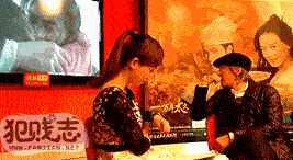 看那个男人好像一条狗!