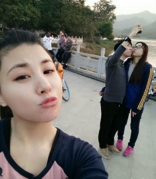 单身狗自拍的背景……有点可怜