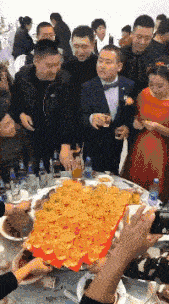 你不喝就就算了，还泼我一脸，要不是为了喜庆我早就暴打你一顿了