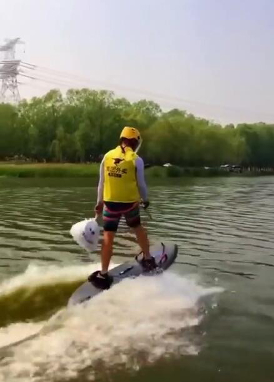 那天看到地图显示一个从江里过的，我怀疑就是他