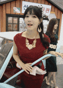 姐姐你这么可爱,小心我把你抢走哦