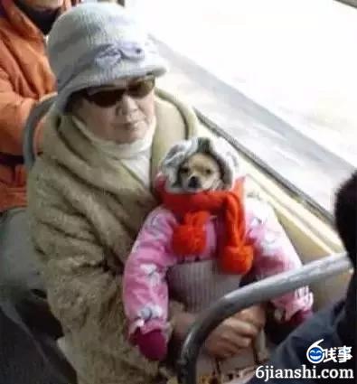 看到老人抱小孩好心让座,起来后结果。。。