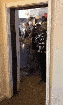 新郎你就拿这点红包来打发,今天有我在守门你就别想踏进新娘房间半步哈