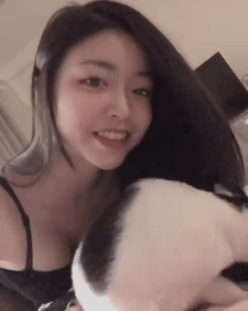 小姐姐与猫咪的亲昵互动，我就要咬猫耳朵