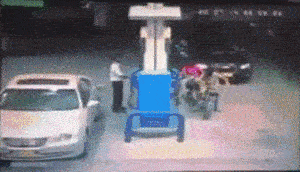 旁边小车：吓得我油都不加了