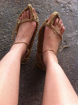 你还别说，这鞋子很舒服，皇叔牌草鞋