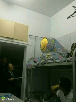 从此这床的孩子成了阿姨的重点查寝对象!