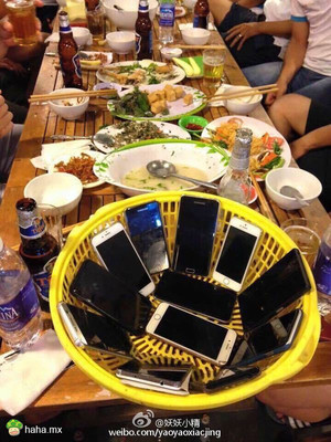 谁的手机先响,谁买单。