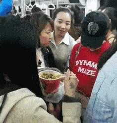真的是什么人都有,竟然有吃泡面的