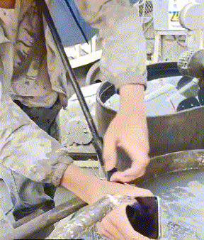 我的手机能防水，你们的可以吗？