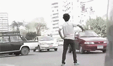 哥们,这么打车,小心被打死