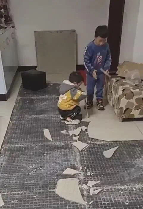 不就是点瓷砖吗，孩子开心最重要，晚上吃个煲仔饭吧