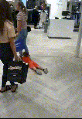 大姐，你儿子想要买新衣服就买一件吧，这么一直拖着也不太好。