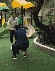 和女友玩跷跷板,场面一度十分尴尬