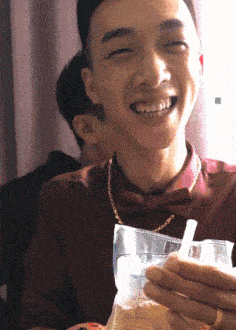 真替新郎感到淡淡的忧伤，看看这啤酒喝的，多么无奈啊