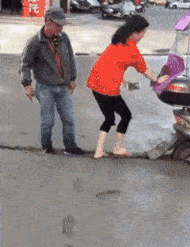 遇到这样的尴尬事情，还是有一方要先让步啊哈哈哈