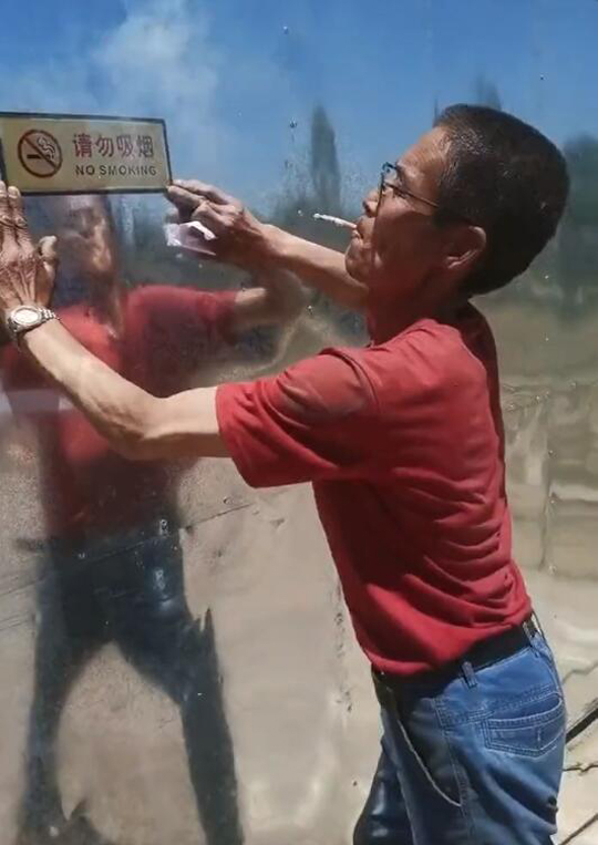 除魔的少年终究成魔