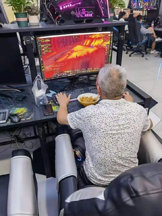 看看这位25岁的年轻小伙子，多么富有青春活力