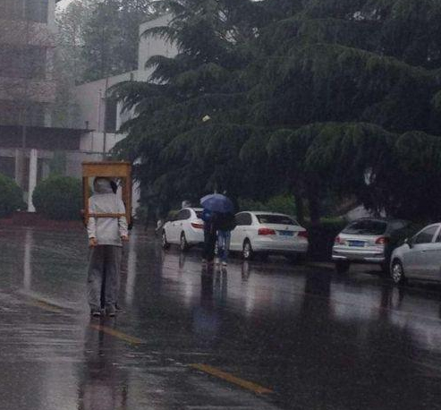 没带雨伞的童鞋
