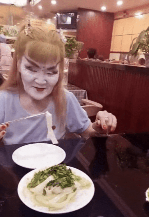 网友:沙雕第一次奔现就遇到了一位阿姨,哈哈哈哈。沙雕:?再也不网恋了