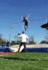 有些人跳着跳着，就投起了标枪