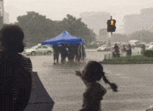 最美的不是下雨天，是曾与你躲过雨的大伞！