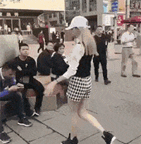 这样,我拍你一下,这样你就不构成对我性骚扰了